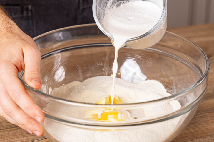 Milch-Hefe-Mischung in die Schüssel gießen