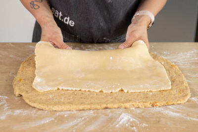 Marzipan auf den Teig legen