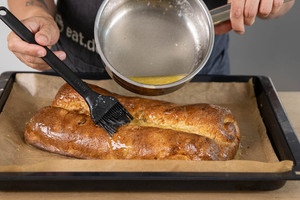 Stollen mit Butter bestreichen
