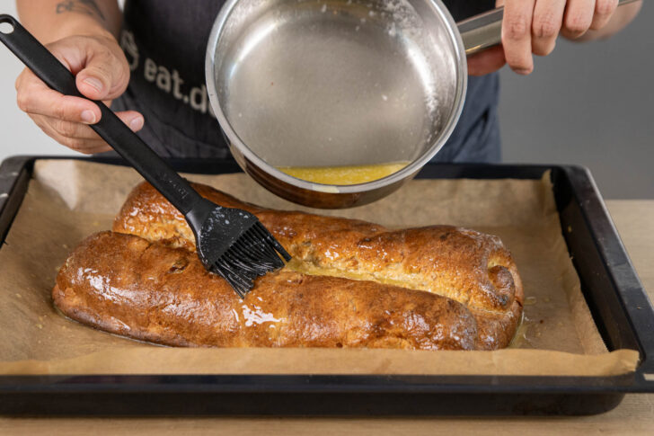 Stollen mit Butter bestreichen