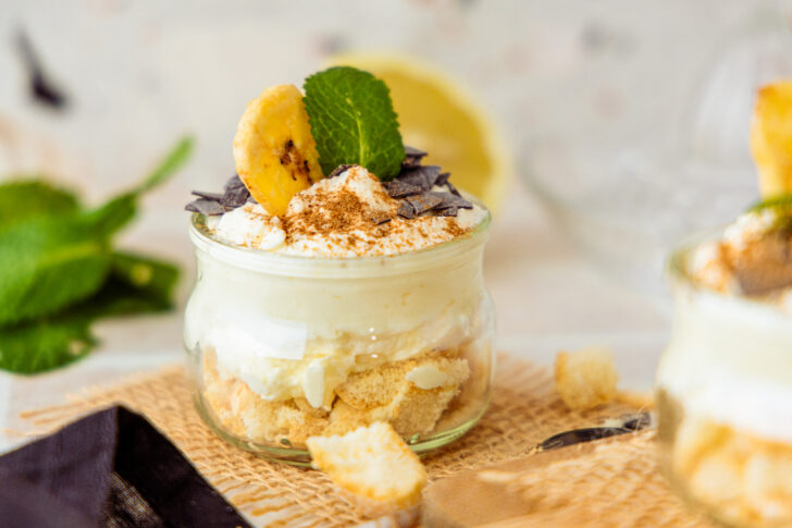 Mascarpone-Sahne-Creme in Gläsern servieren