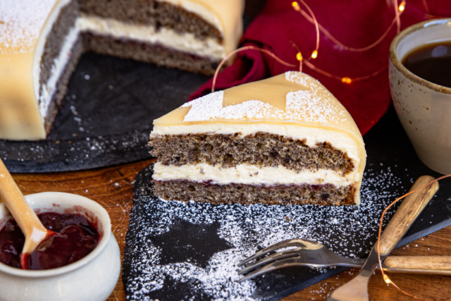 Mohn-Marzipan-Torte im Anschnitt