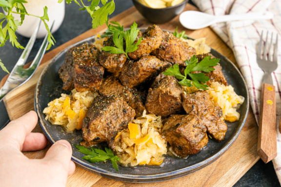 Mutzbraten aus der Pfanne mit Sauerkraut