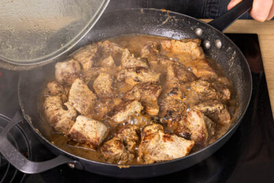 Mutzbraten in der Pfanne gar schmoren