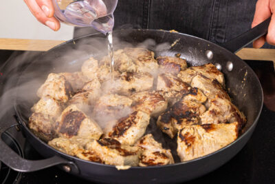 Wasser in die PFanne gießen und Mutzbraten abgedeckt schmoren