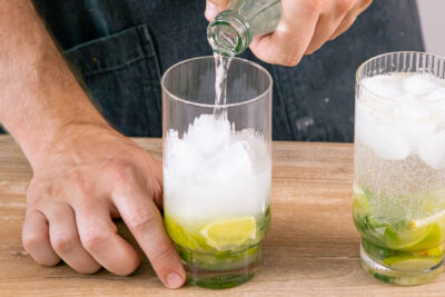 Nojito Mojito mit Eis und Mineralwasser auffüllen