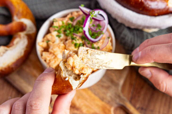 Obazda nach Omas Rezept mit Brezel genießen