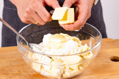 Quark und Butter zum Camembert geben