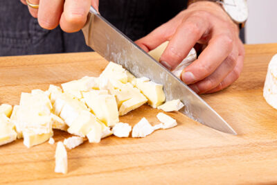 Camembert in Würfel schneiden