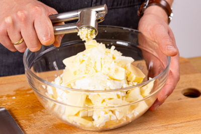 Zwiebel und Knoblauch dazu geben