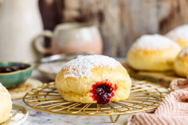 Ofenberliner mit Kirschmarmelade