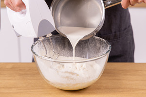 Hefemilch dazu gießen