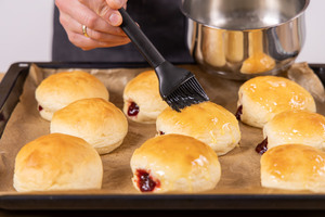 Gebäck mit flüssiger Butter bestreichen
