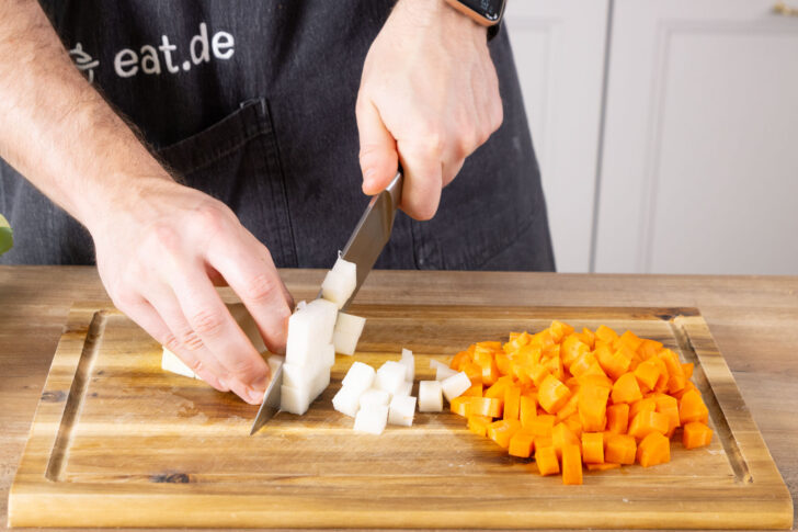 Gemüse scheneiden.