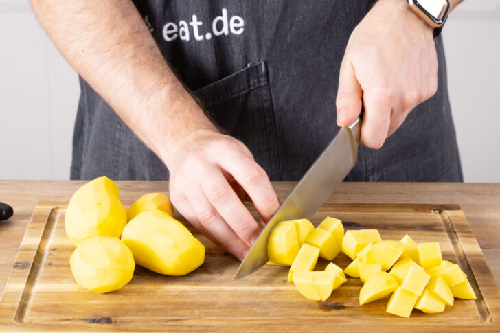 Kartoffeln in Stücke schneiden.