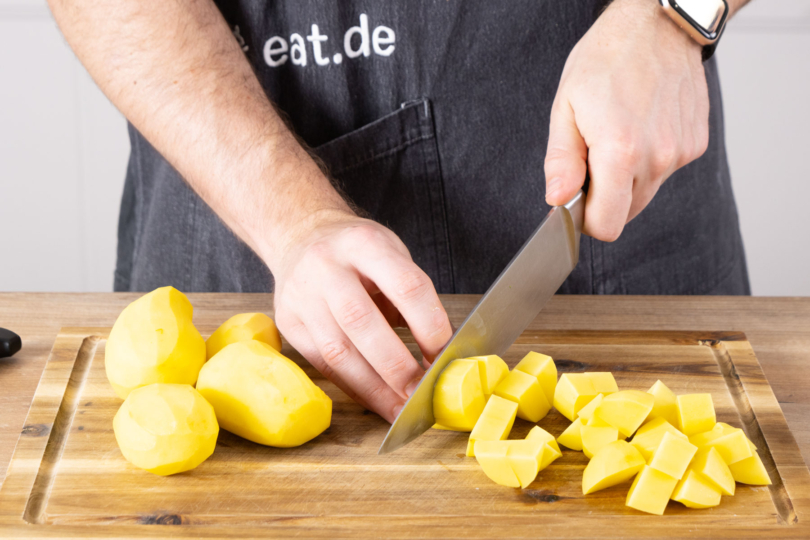 Kartoffeln in Stücke schneiden.