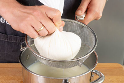Paneer gründlich ausdücken