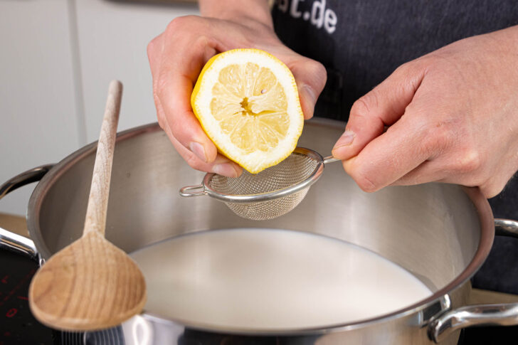Zitronensaft und Salz zur Milch geben