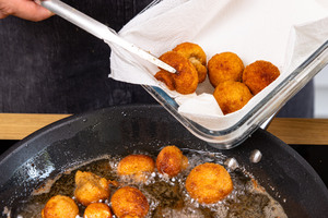 gebackene Champignons auf Küchenrolle abtropfen lassen