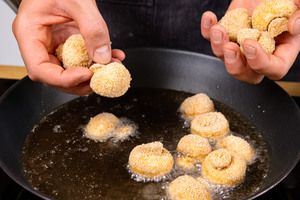 panierte Champignons in Pfanne geben