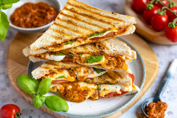 Pesto Sandwich mit Mozzarella vom Kontaktgrill