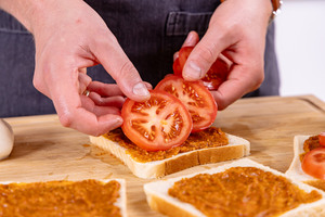 mit Tomate belegen