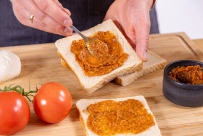 Toast mit Pesto bestreichen