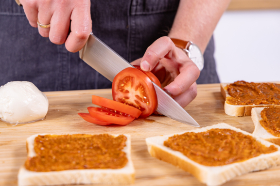 Pesto Sandwich mit Mozzarella vom Kontaktgrill