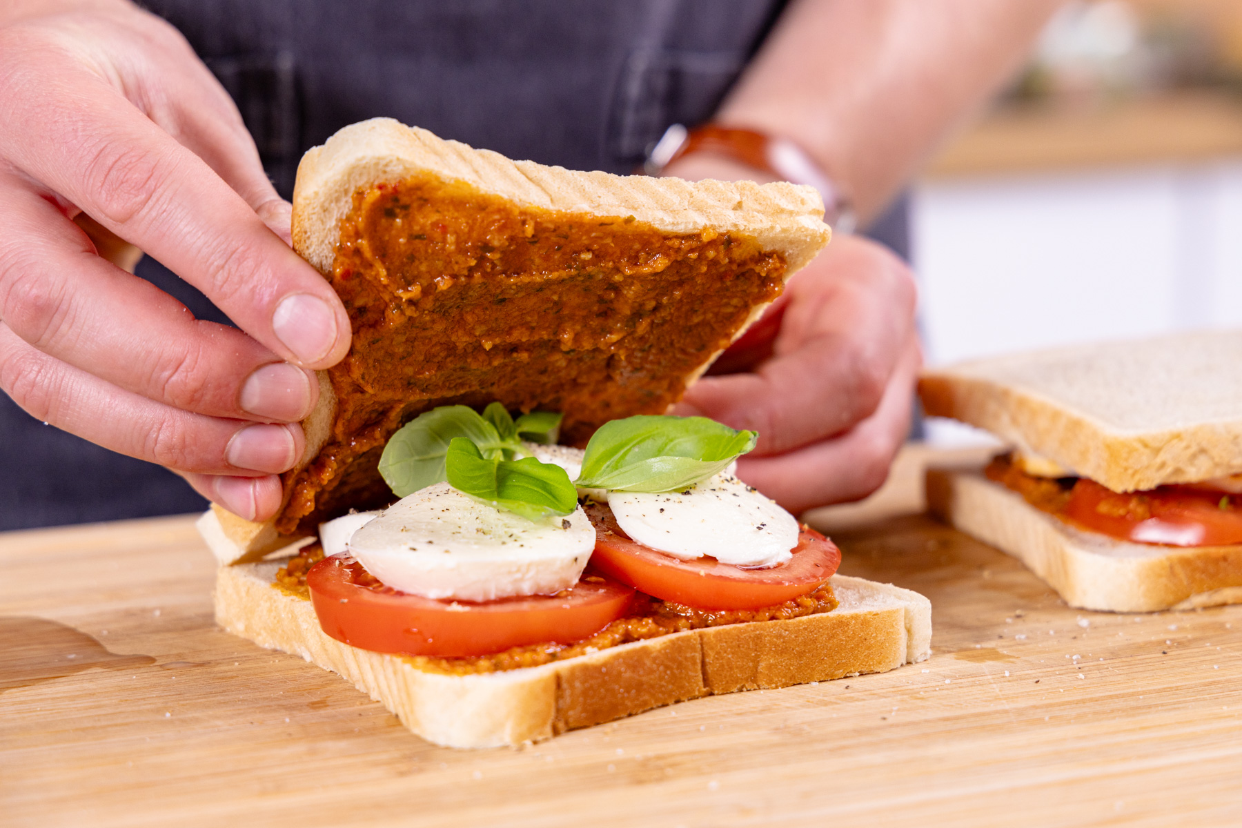 Pesto Sandwich mit Mozzarella vom Kontaktgrill Pesto Sandwich mit Mozzarella vom Kontaktgrill