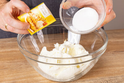 Quark mit Zucker und Vanillezucker verrühren