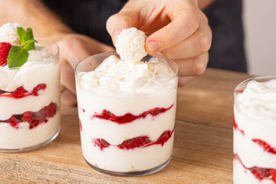Raffaello®-Creme Dessert dekorieren