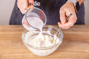 Kokosmilch zu Mascarpone gießen
