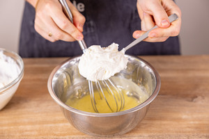 Mascarpone-Masse unter Eigelb rühren
