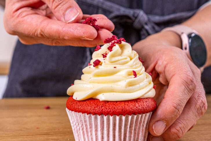 Red Velvet Cupcakes dekorieren