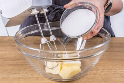 Zucker zur Butter geben und schaumig schlagen