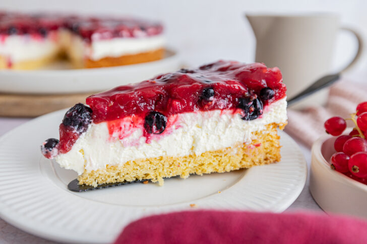 Rote-Grütze-Torte als Stück