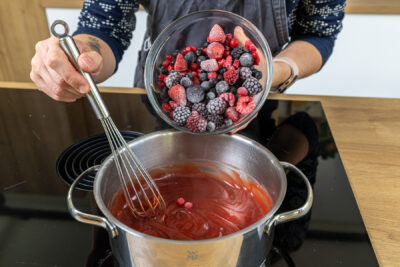 Beeren in den Saft-Pudding rühren