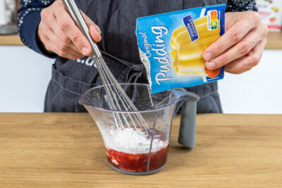 Puddingpulver in den Saft rühren
