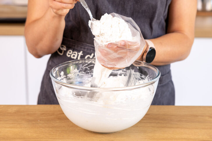 Kokosflockenmasse in den Spritzbeutel füllen