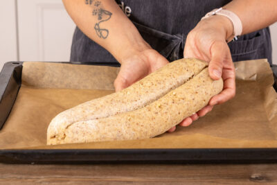 Mandelstollen auf das Backblech legen