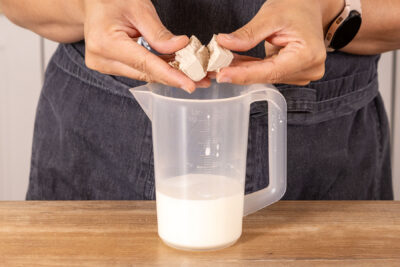 Hefe zur Milch geben