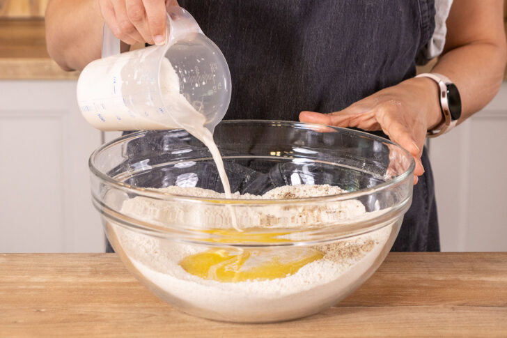 Hefemilch zu den Zutaten gießen