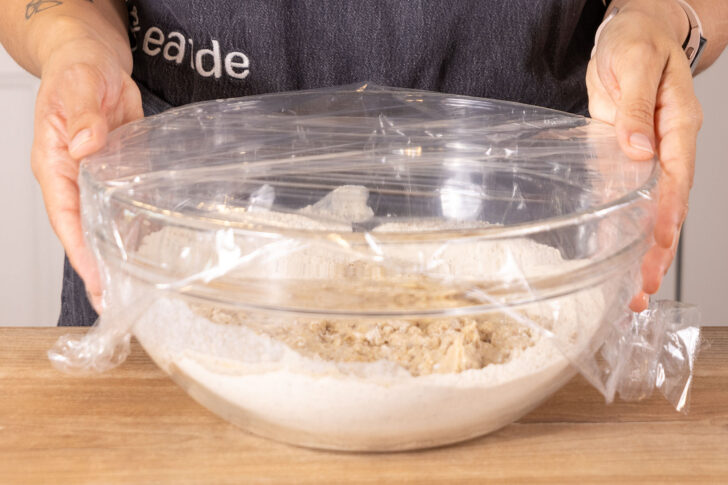 Schüssel mit Zutaten abdecken