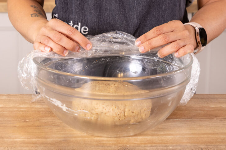 Schüssel mit Teigkugel abdecken