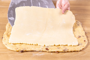 Marzipan auf den Teig legen