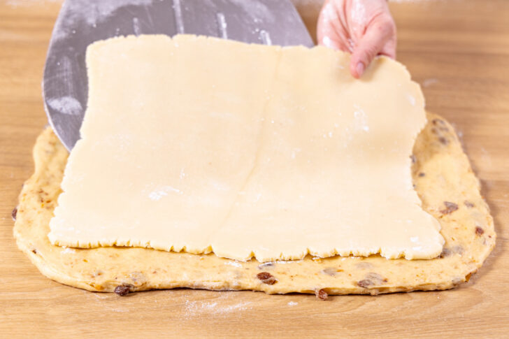 Marzipan auf den Teig legen