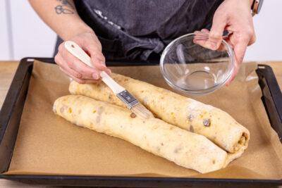 Marzipanstollen mit Wasser bestreichen