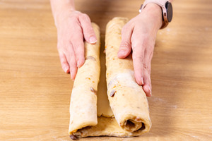 Teig zu Marzipanstollen formen