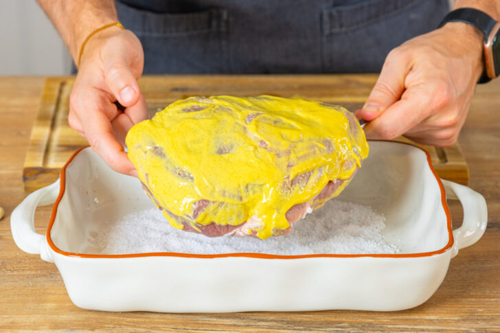 Schweinenacken auf Salzbett legen