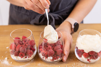 Himbeeren mit der Creme toppen